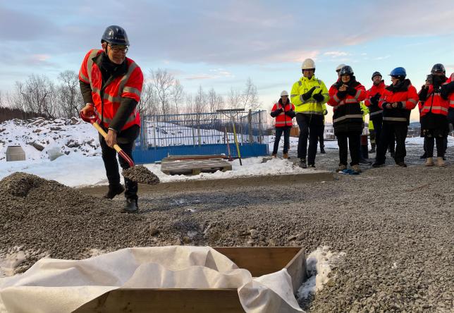 Statssekretæren spar litt grus over selve grunnsteinen. Foto: Lise Fagerbakk