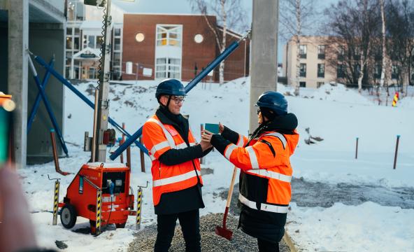 Statssekretær Oddmund Løkensgard Hoel får overrakt grunnsteinen av prosjektleder Kjersti Sandvik i Statsbygg. Foto: Adrian Svendsen Bensvik