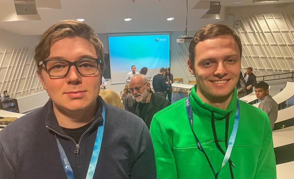 Sviatoslav Liutyi og Volodymyr Havryliak føler seg alt i alt heldige som får være i trygghet i Bodø. Foto: Lise Fagerbakk