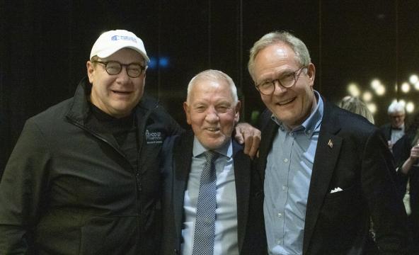 Tre godt voksne menn poserer med hendene på skuldrene til hverandre: Scott Minerd, Frode Mellemvik og Felix Tschudi