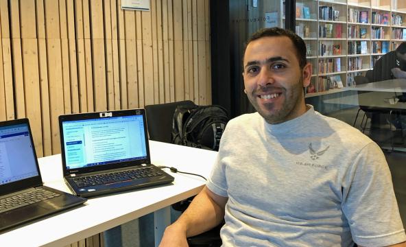 Dedikert student: Mohammed Labwam bruker mye tid på pensum, som er på biblioteket ved Kimen kulturhus i Stjørdal. Foto: privat.