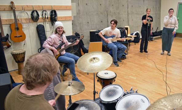 Musikkstudenter spiller på ulike instrument.