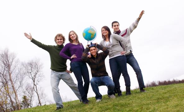 Studenter på et jorde som holder en jordklode