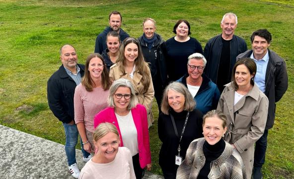 folkegruppe på plen