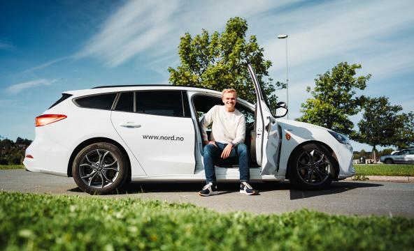 Student foran bil med nord.no