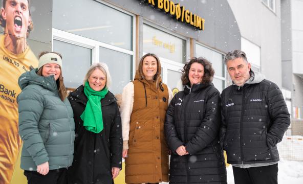 Folk foran Aspmyra stadion