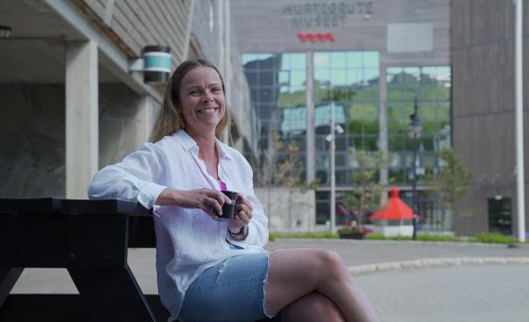 På en benk ved Hurtigrutens Hus