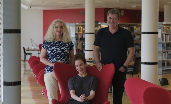 Dekan i midten og sentrale personer rundt feirer EU-tilslag