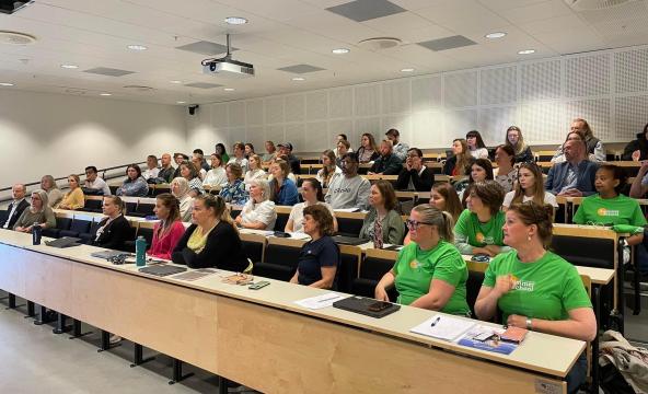 Many people gathered at a university session. Photo