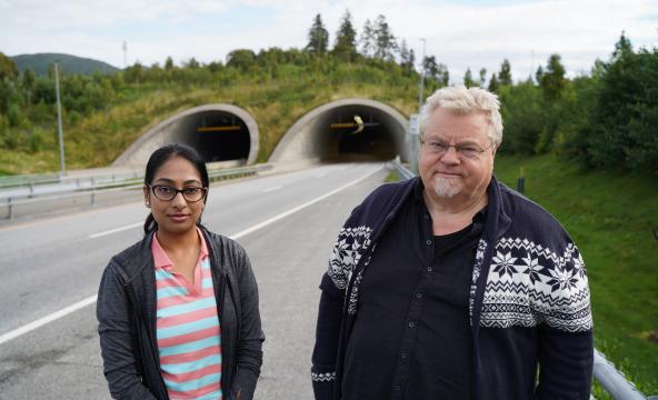 en dame og en mann står foran en tunnel. foto.