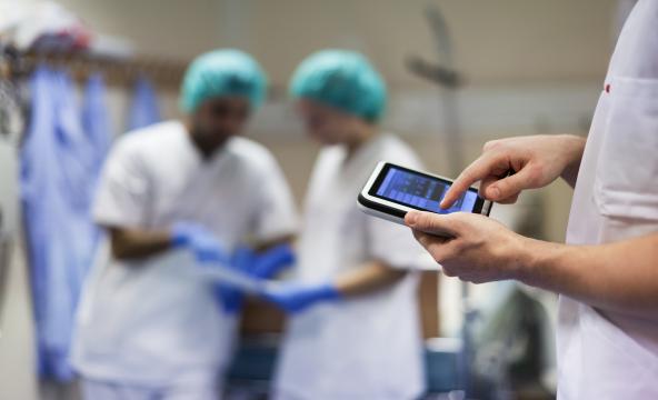 Nærbilde av hendene til en mannlig sykepleier