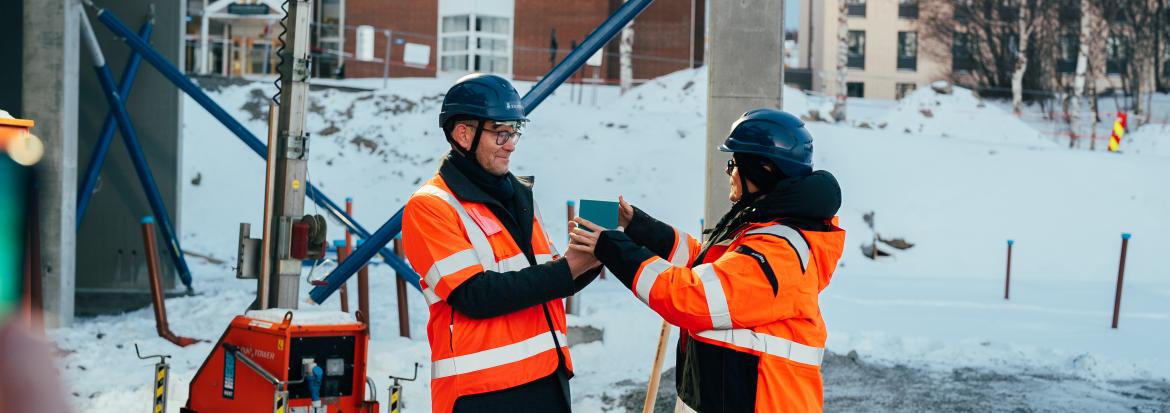 Statssekretær Oddmund Løkensgard Hoel får overrakt grunnsteinen av prosjektleder Kjersti Sandvik i Statsbygg. Foto: Adrian Svendsen Bensvik