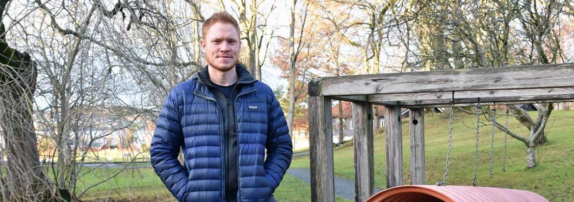 Student avbildet i en park.