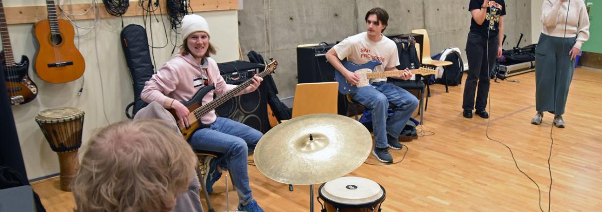 Musikkstudenter spiller på ulike instrument.