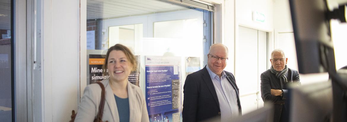  Mørten Høglund (midten) og Ina Nygård Mossin (til venstre) fikk en demo hos NORDLAB