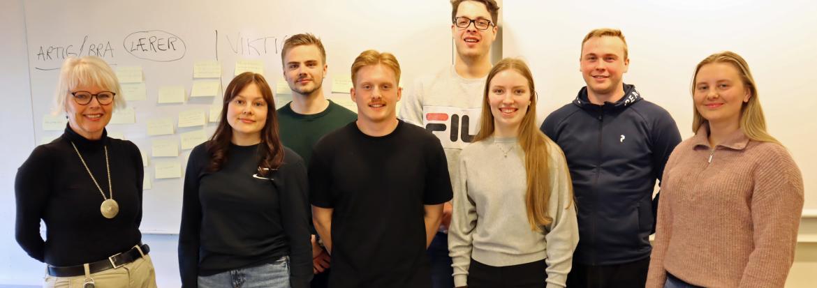 Sju grunnskolelærerstudenter sammen med en foreleser.