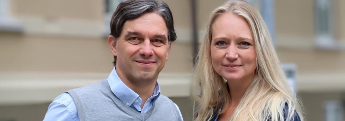 Portrettbilde av mann og dame ute 