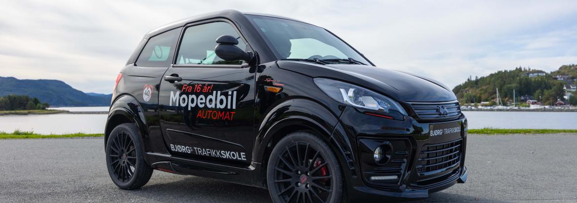 Mopedbil parkert ute foran fjord