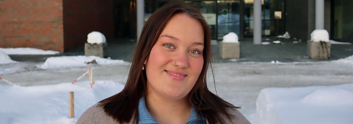 Grunnskolelærerstudent Julie Mæhlum Karlsen foran Nord universitet i Bodø. Foto
