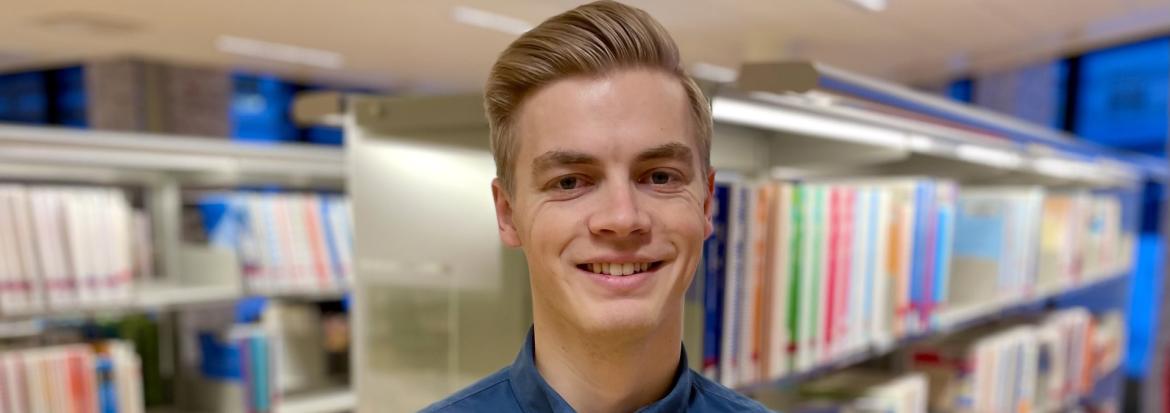 Student Didrik Pedersen i biblioteket