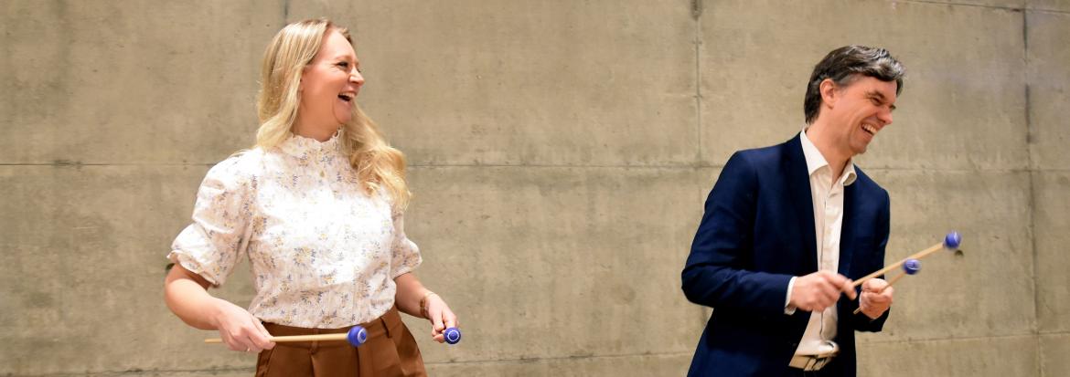 To forskere avbildet ved en marimba