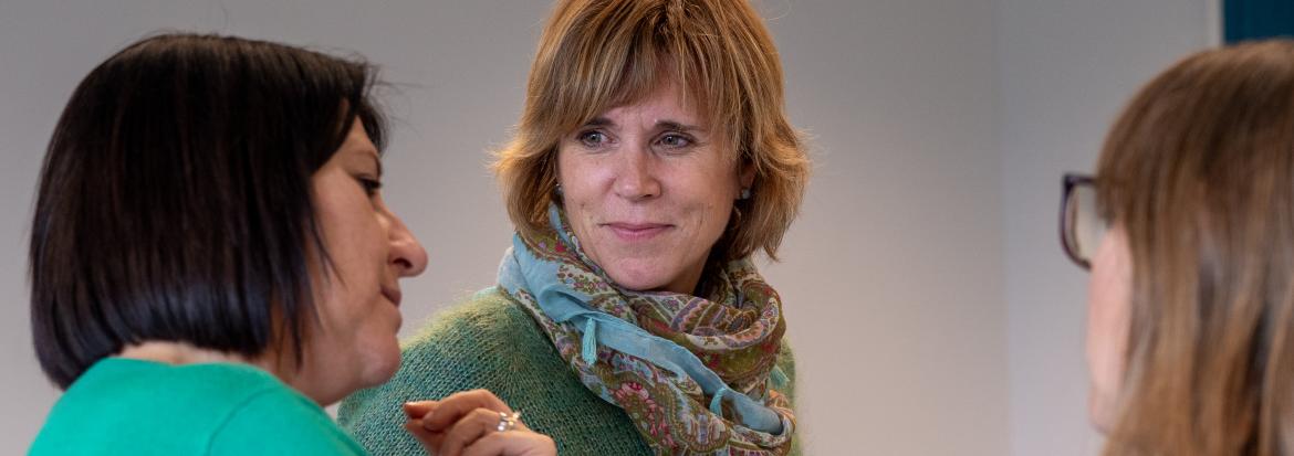 Tre kvinner snakker sammen