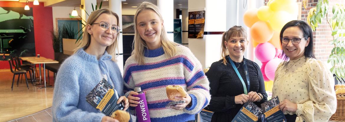 Studenter og ansatte på stand