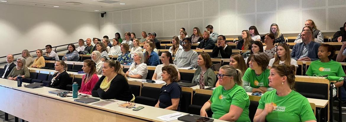 Many people gathered at a university session. Photo