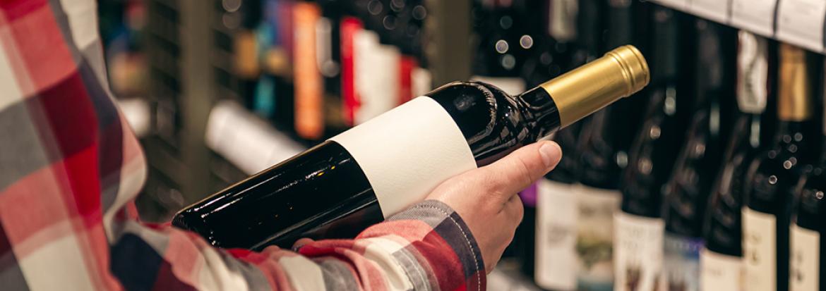 Person holder vinflaske