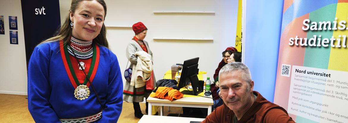 Kvinne med kofte besøker stand