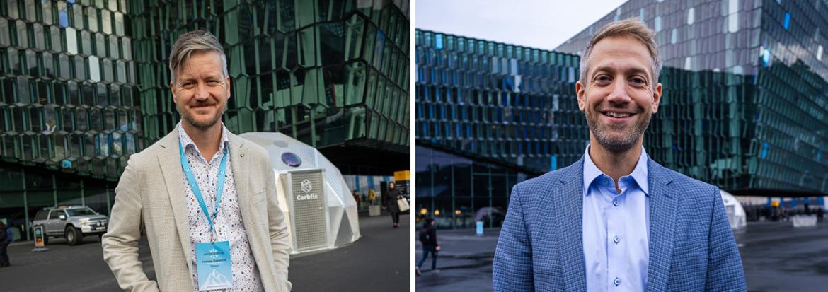 To voksne menn i dressjakke ute foran store bygg. Foto