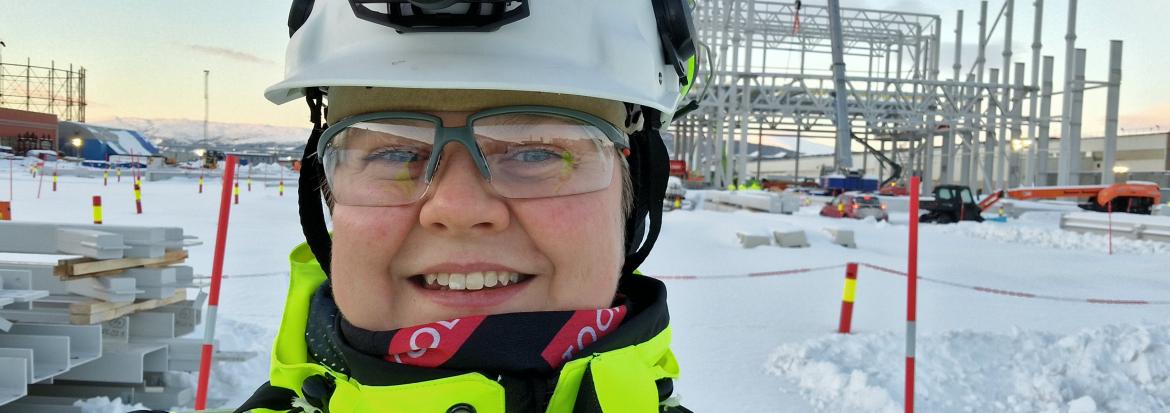 Blid dame med hjelm.