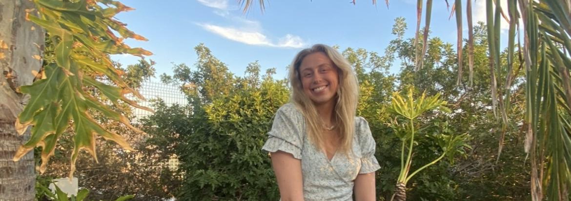 Dame i en palmehage
