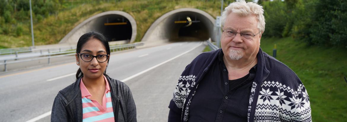 en dame og en mann står foran en tunnel. foto.