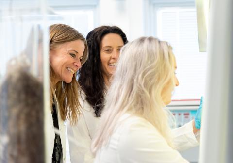 Tre kvinner på laboratoriet.