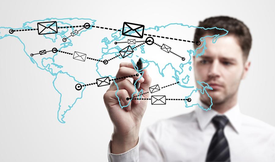 Mann tegner verdenskart