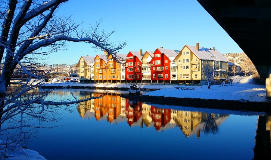 Fargerike hus i vinterlandskap