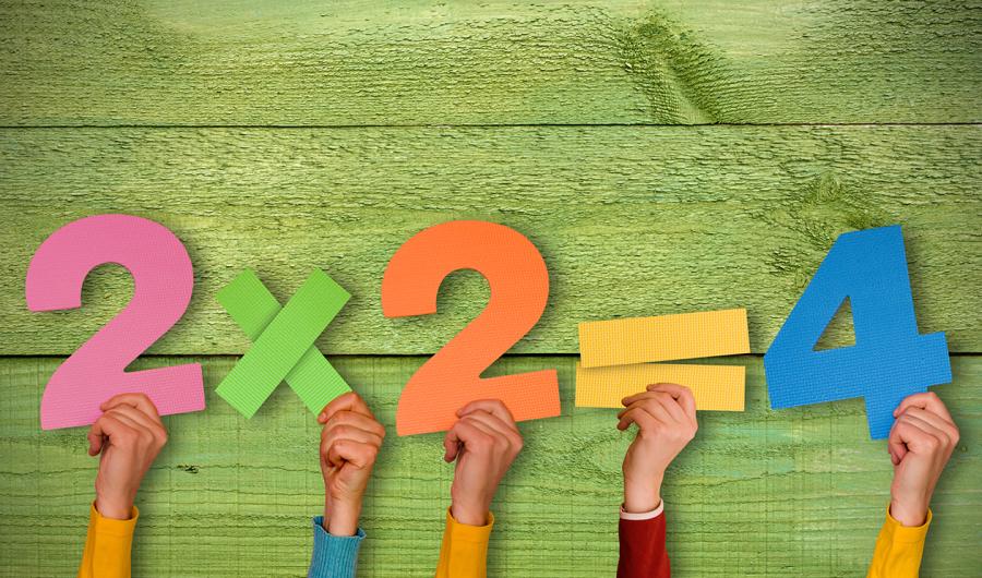 Barn som holder tallfigurer.