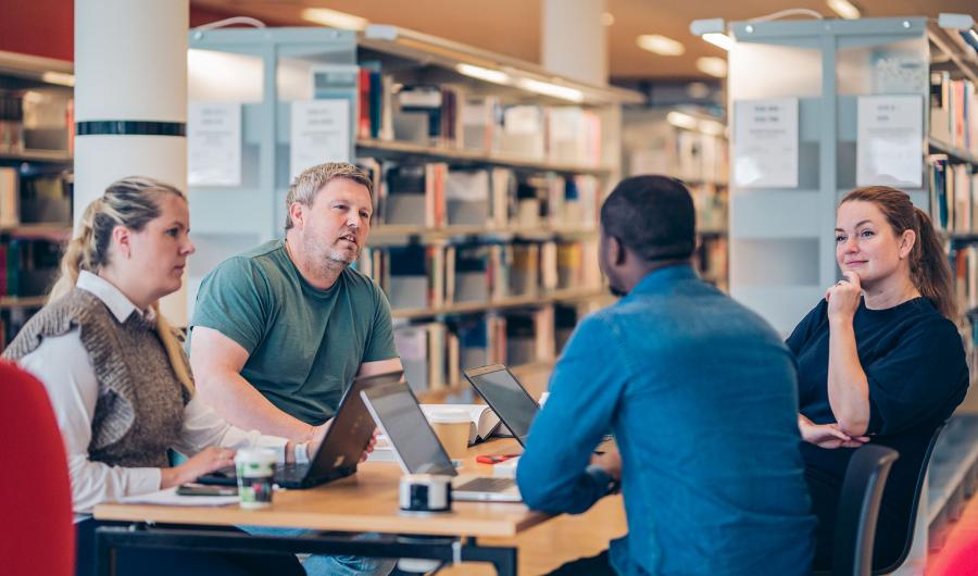 Voksne studenter i gruppe