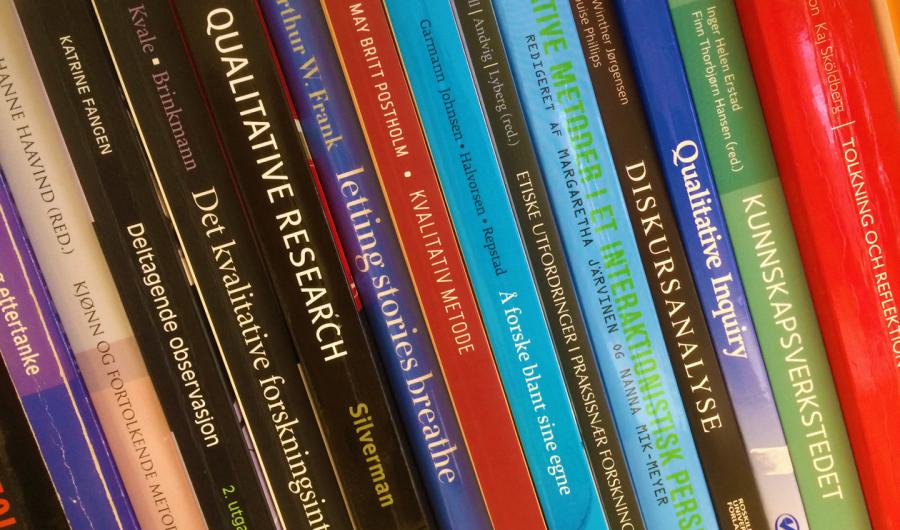 En rekke med fagbøker.