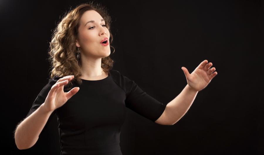 En kvinne som dirigerer.