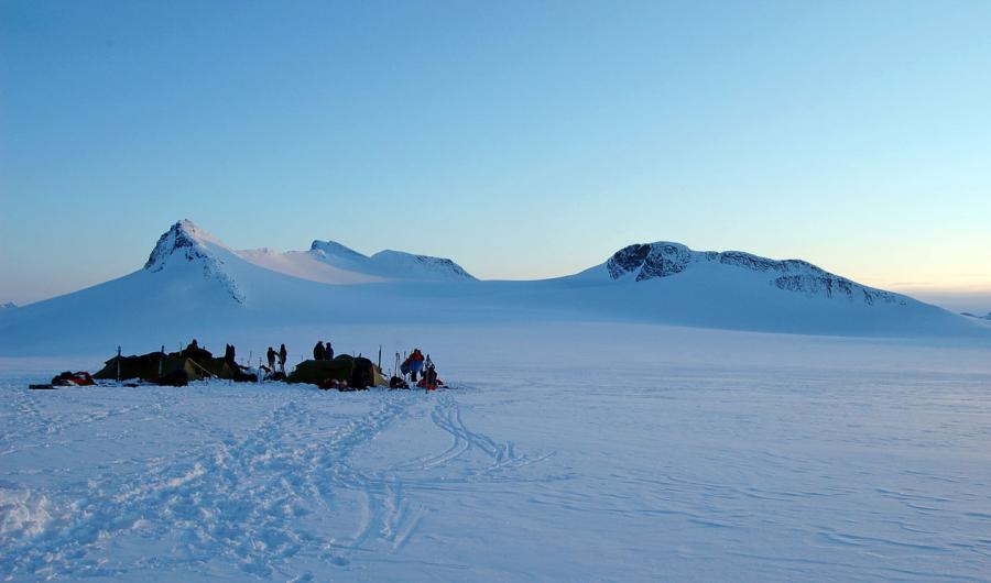 Studenter på telttur i vinterfjellet.