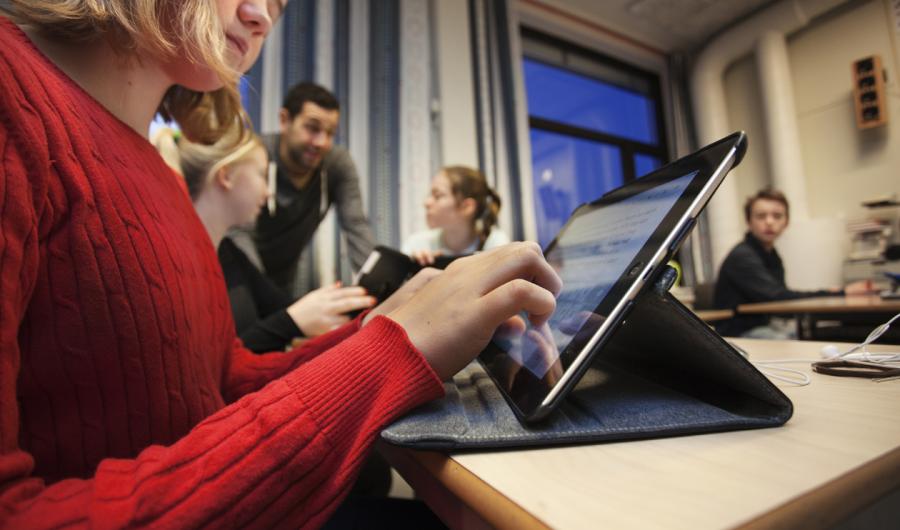 Elev som arbeider med et nettbrett.