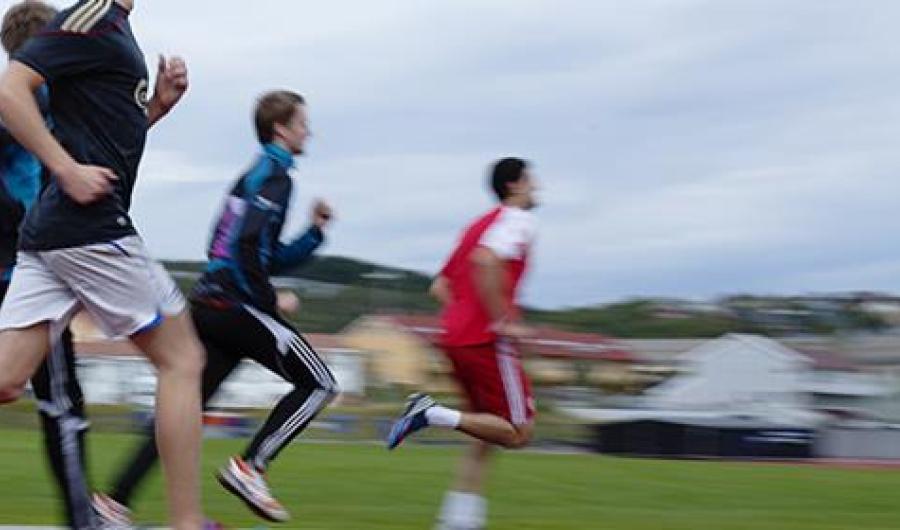 Studenter som løper.