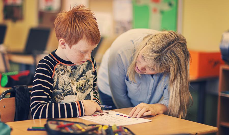En lærer underviser en elev.