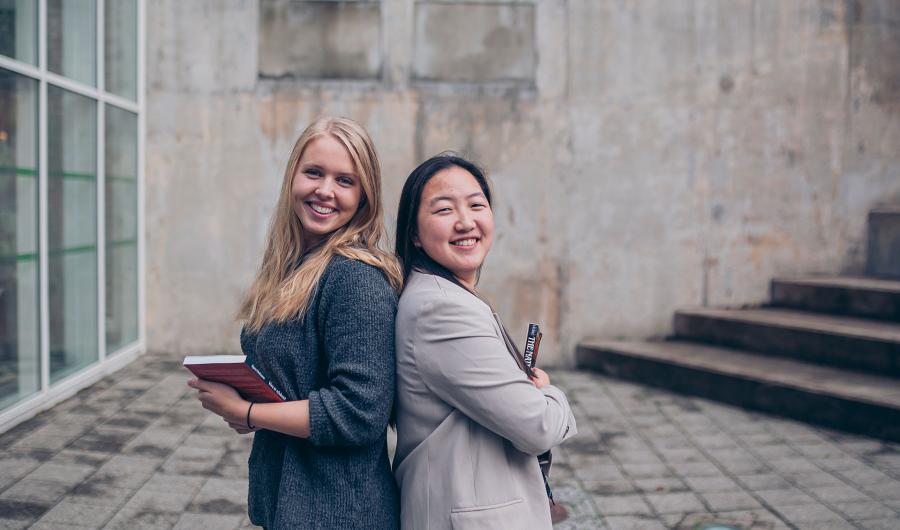 To studenter i bakgården