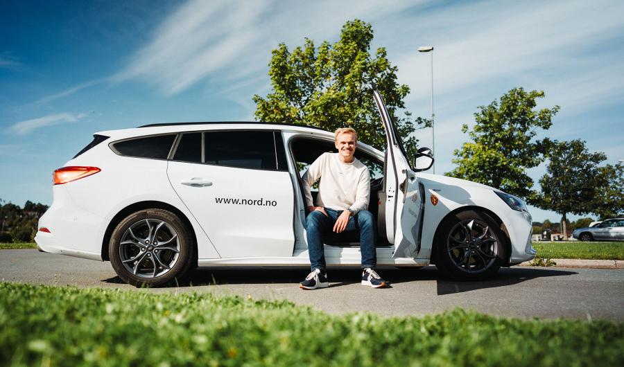 Student foran bil med nord.no