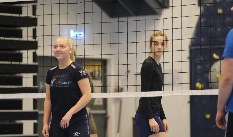 Studenter som spiller volleyball