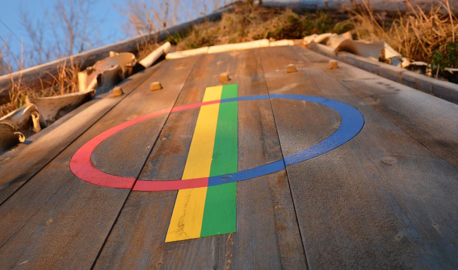 Lavvodør med samisk symbol