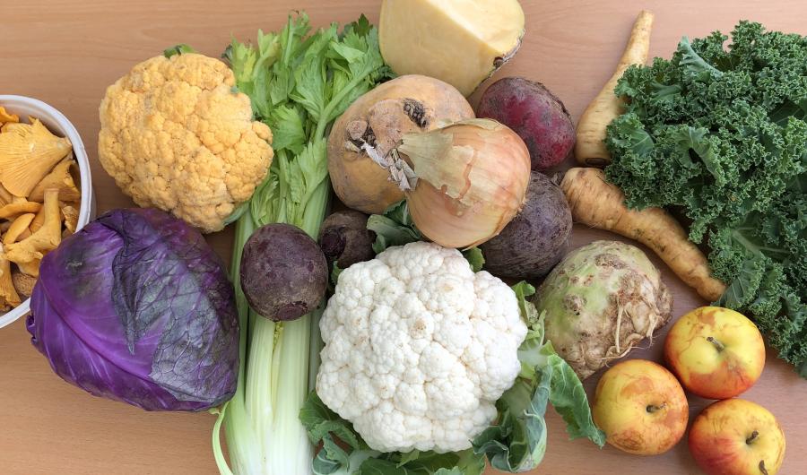 Et knippe grønnsaker på et bord.